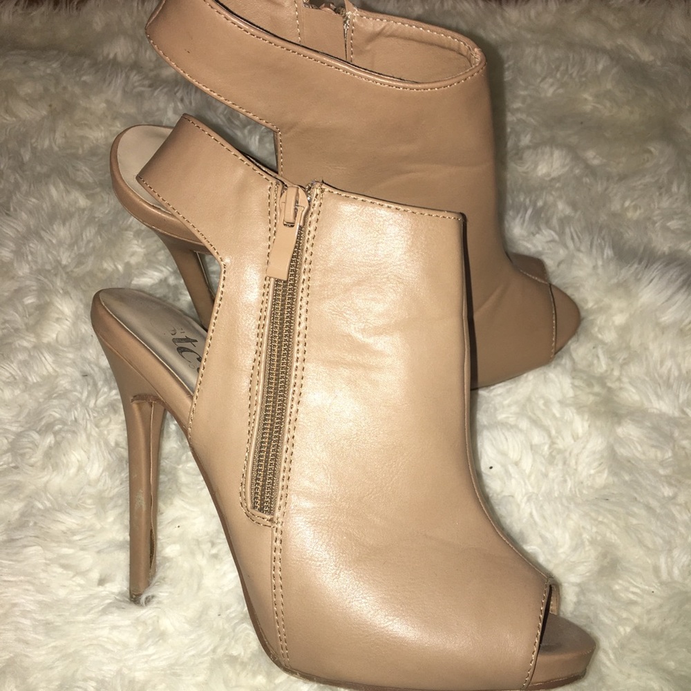 CUTE TAN PEEP-TOE HEELS